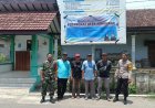 Serka Didik Darsono Dampingi Perangkat Desa Jomblang Dalam Pemasangan Informasi