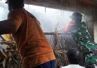 Gerak Cepat Babinsa Desa Bulugunung Koramil 0804/02 Plosan Serka Heru Sugiarto Membantu Mengatasi Kebakaran Rumah Warga