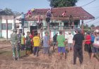 Babinsa Koramil 0804/06 Maospati Bantu Pembongkaran Bangunan SD Tidak Terpakai untuk Percepatan Pembangunan Gerai Koperasi Desa Merah Putih