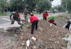 Pengabdian TNI tak pernah berakhir Babinsa Koramil 0804/10 Kawedanan Gelar Karya Bakti Meratakan Tanah Timbunan di pinggir jalan Desa Genengan