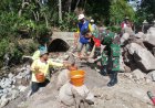 Babinsa selalu aktif bantu warga masyarakat perbaiki pondasi saluran irigasi yang longsor di Kelurahan Lembeyan Kulon