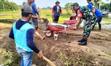 Koramil 0804/09 Sukomoro Kerja Bakti Pembersihan Area Koperasi Desa Merah Putih Desa Pojoksari