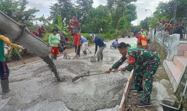 BABINSA KORAMIL 0804/04 PARANG BERSAMA WARGA GOTONG ROYONG RABAT JALAN KAMPUNG DI DESA MATEGAL KEC.PARANG KAB.MAGETAN
