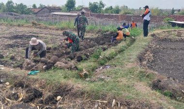 Babinsa Koramil 0804-12/Lembeyan Bantu Warga Kelompok Tani Desa Lembeyan Pembuatan Pipanisasi Untuk Pengairan Sawah   
